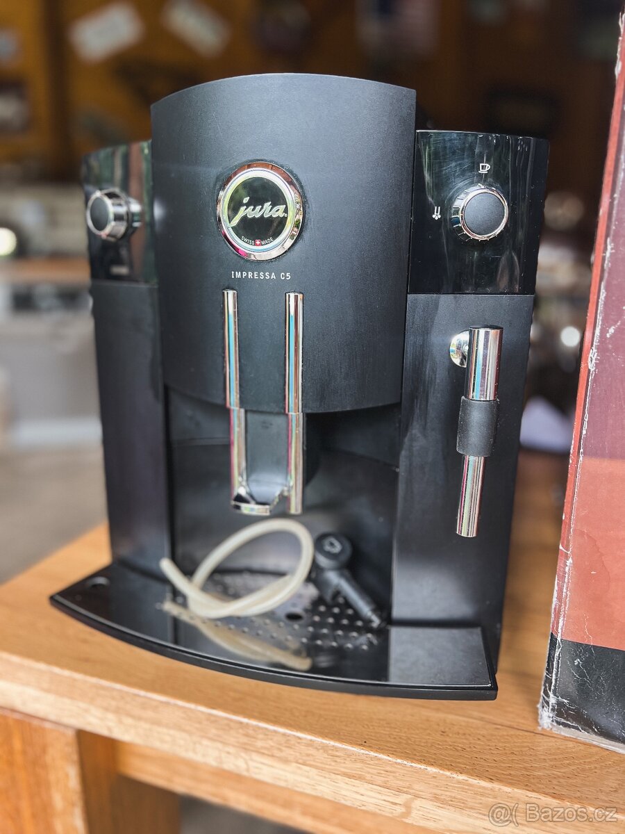 Automatický kávovar Jura Impressa C5 napěňovač mléka