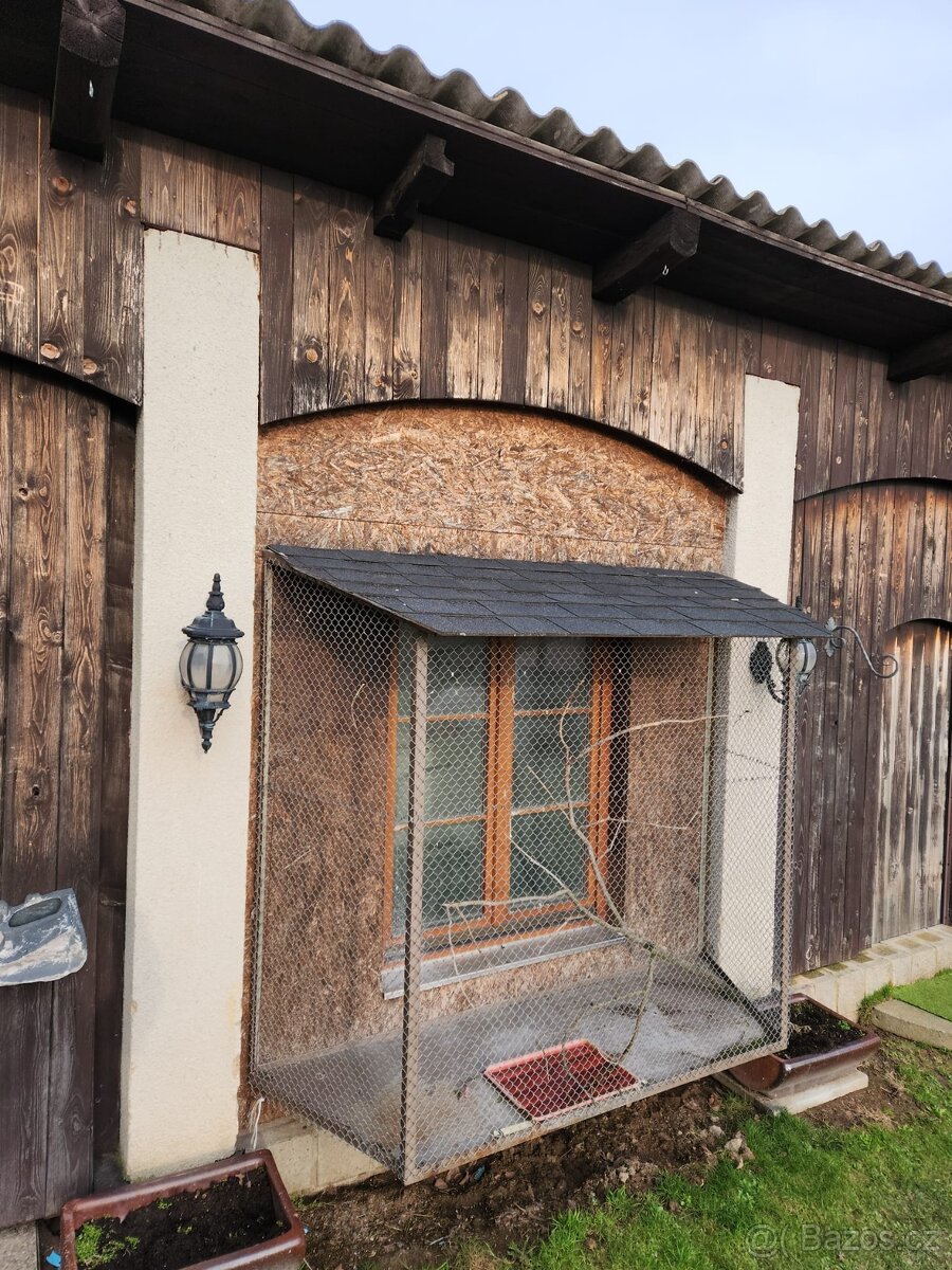 Voliéra před okno