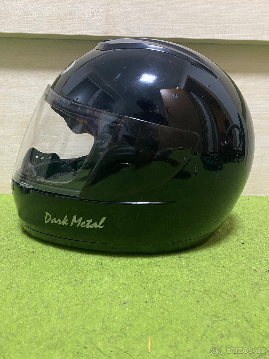 Motorkářská helma