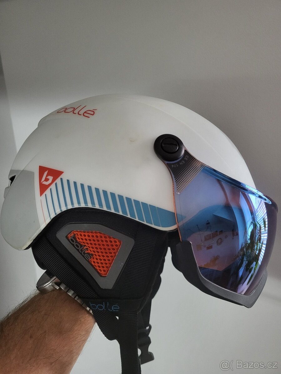 Lyžařská helma Bollé se štitem