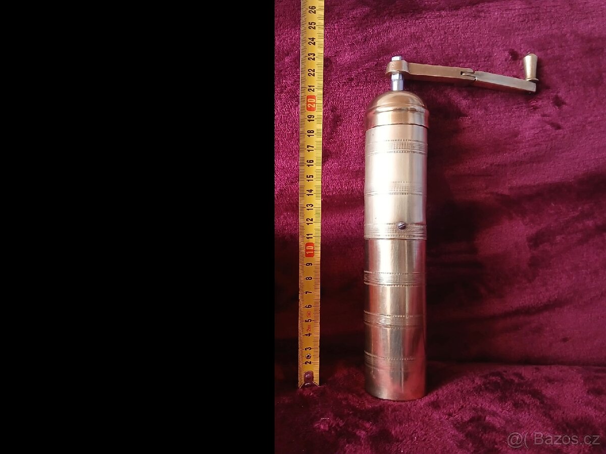 Mosazný mlýnek na kávu