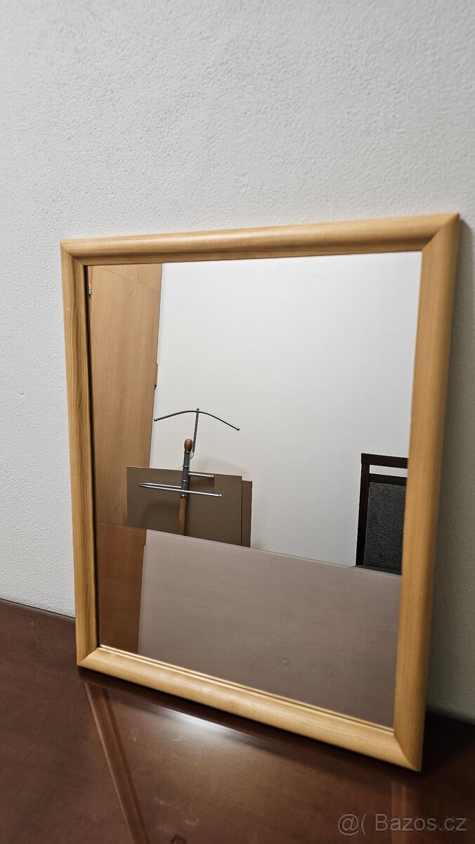 Hezké zrcadlo 50x40 dřevěný rám