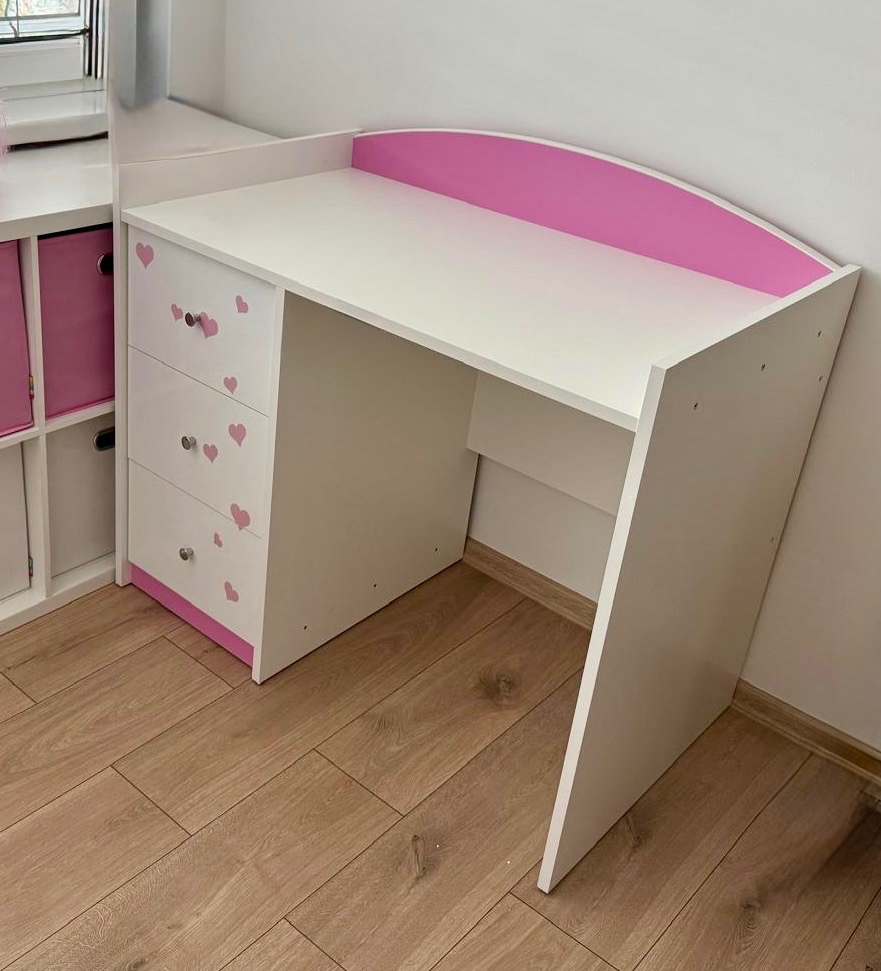 Nový dětský psací stůl