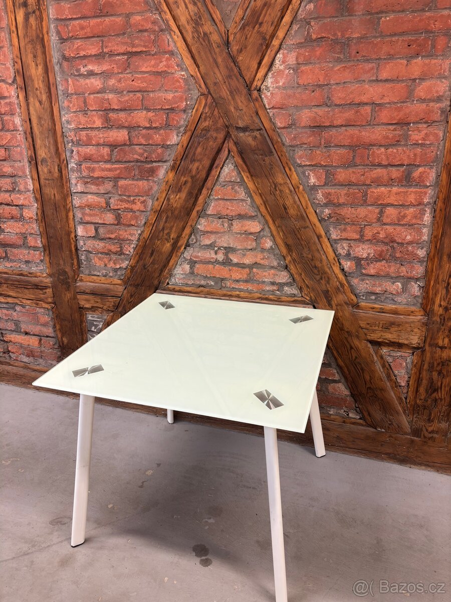 Skleněný jídelní stůl