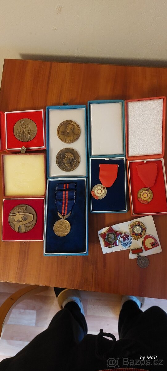 Různé medaile totalitní doby