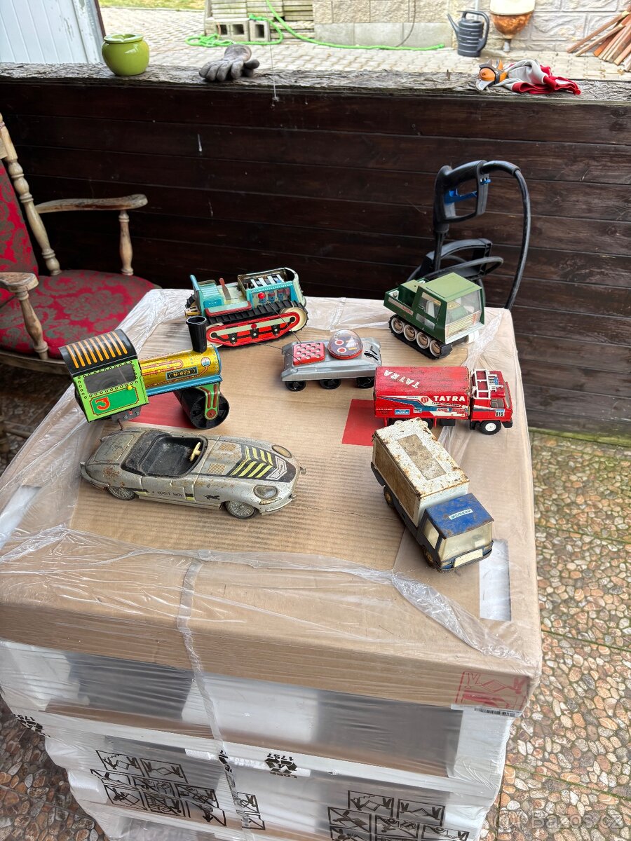 Staré hračky autíčka