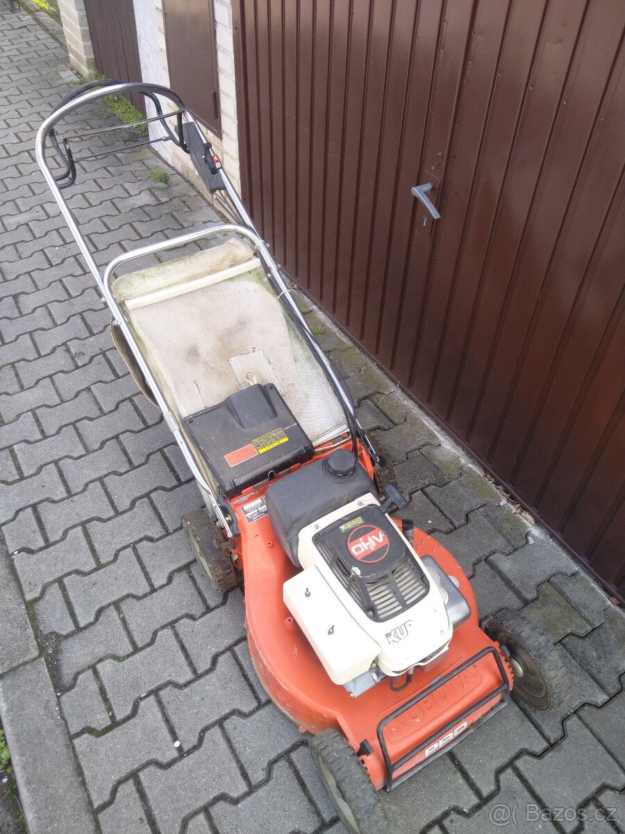 Benzínová sekačka Kubota s pojezdem 51cm