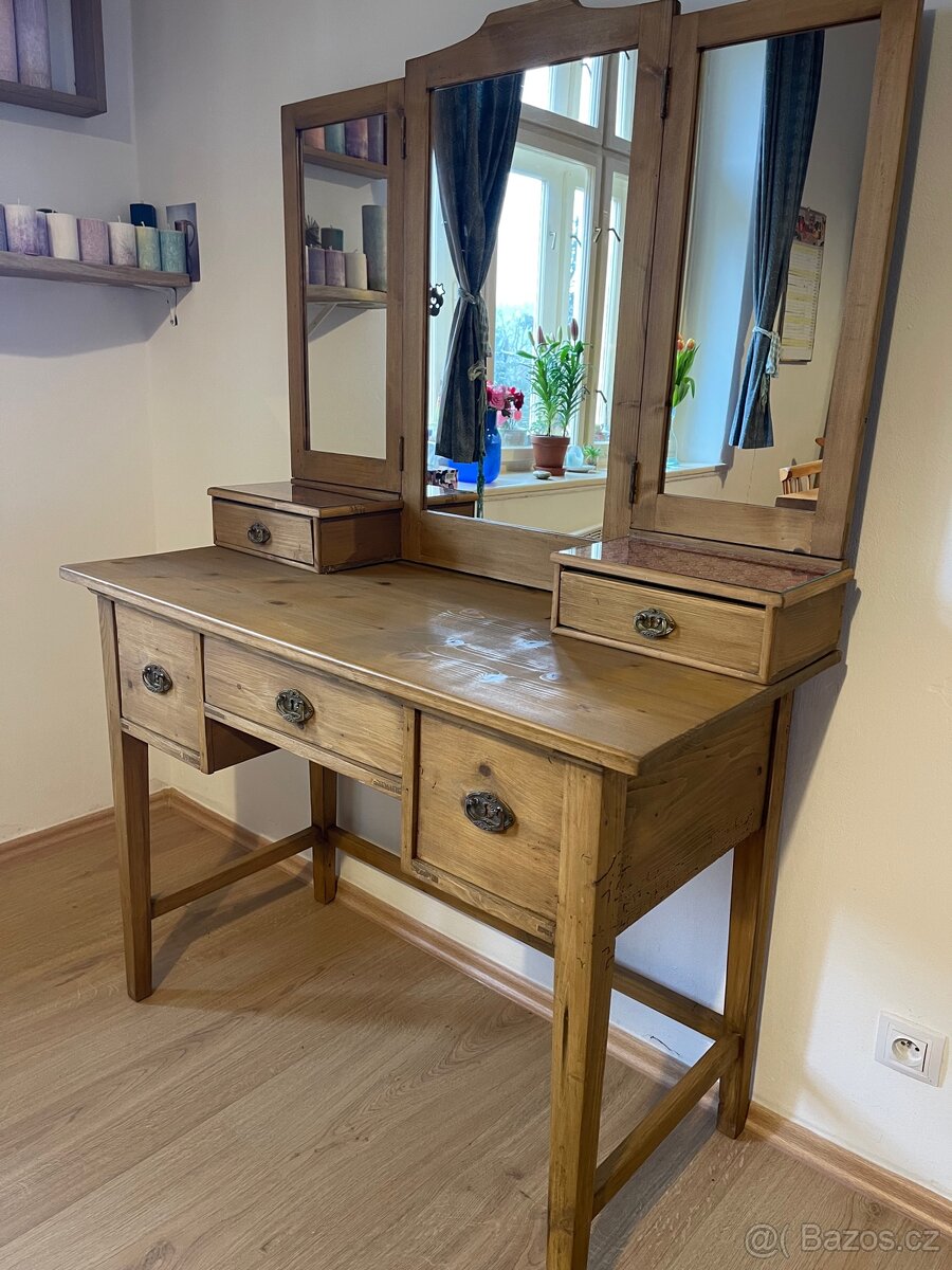 Toaletní stolek po renovaci