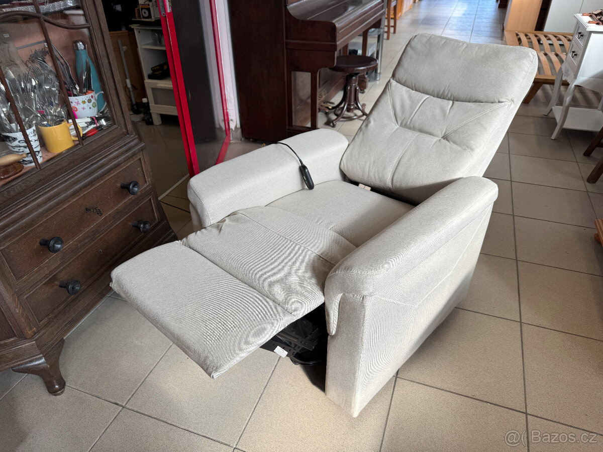 Nové relaxační polohovatelné křeslo Hovere