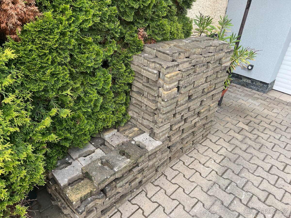 zámková dlažba ca. 9 m2 / za odvoz