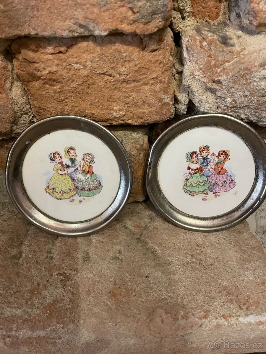 Malované talířky s kovovým okrajem, porcelán