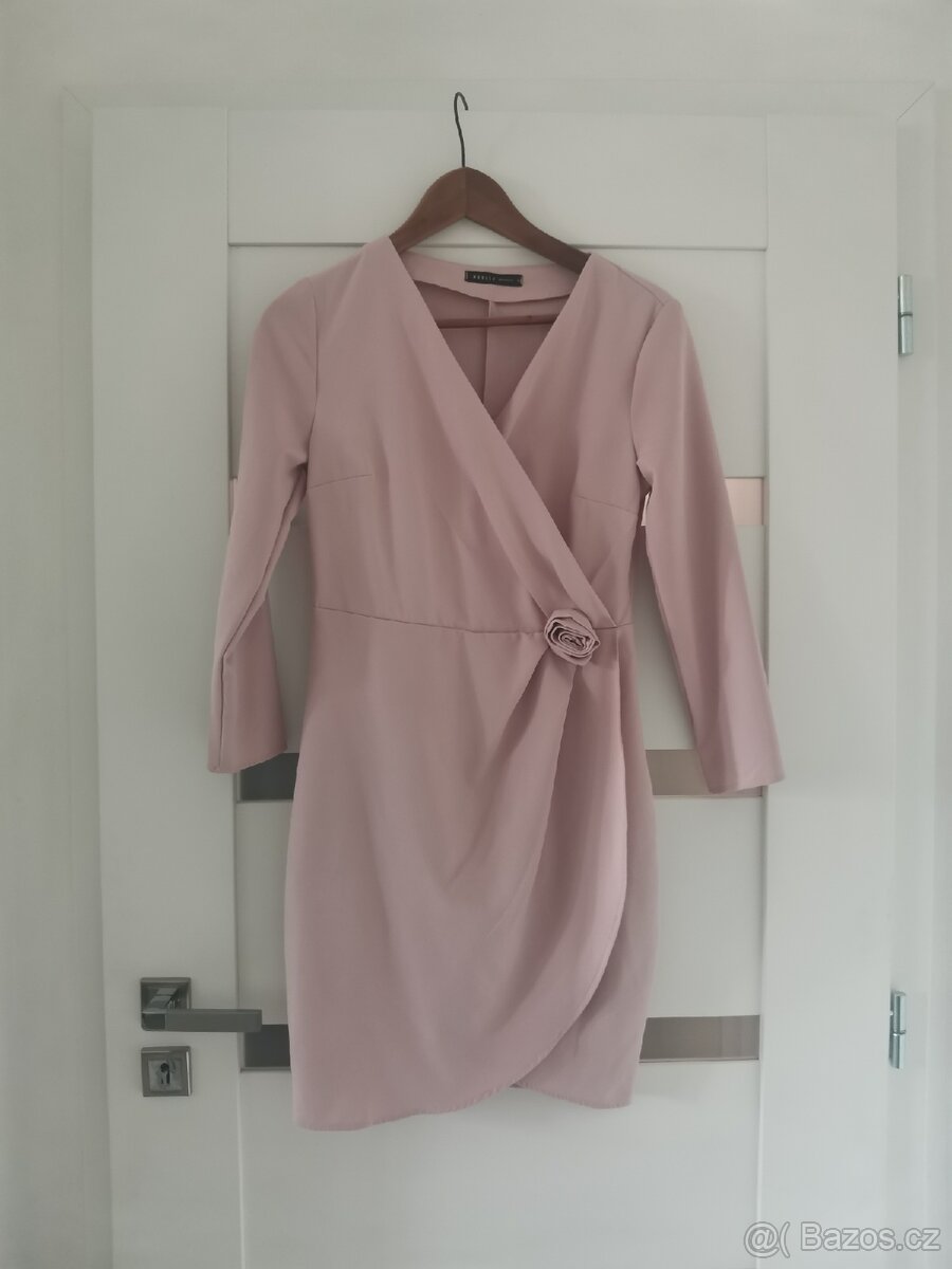Elegantní šaty s růží