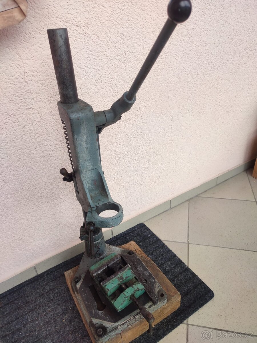 Posunovací držák na vrtačku