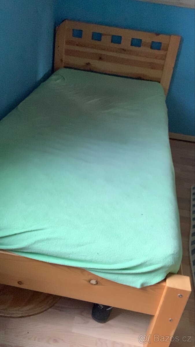 Dřevěná postel s roštem a matrací 200x90