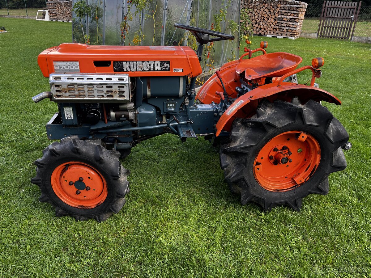 malotraktor Kubota B7000
