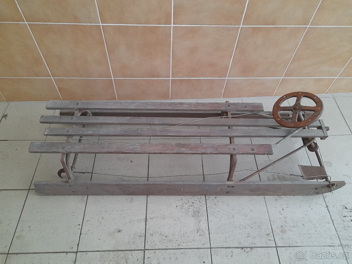 Staré sáně s volantem