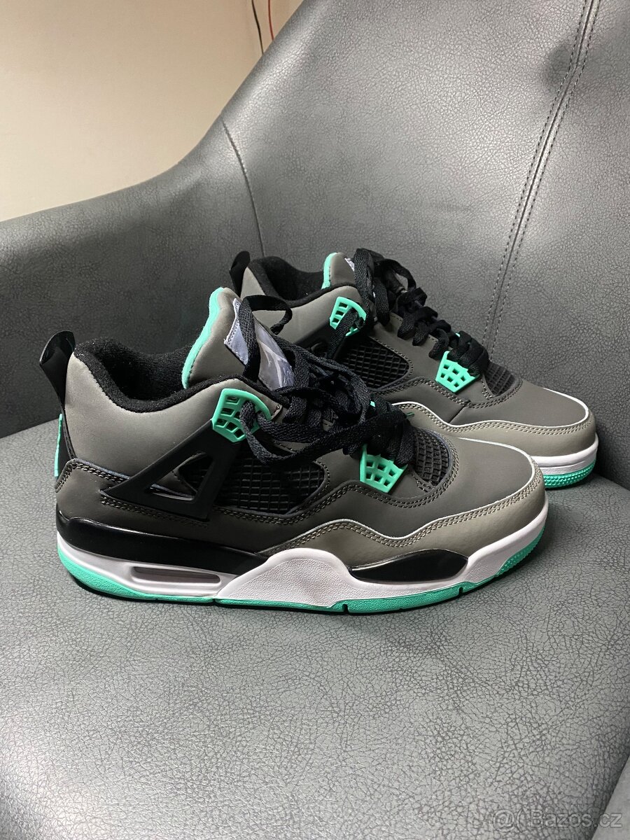 Nike Air Jordan 4 Retro "Green Glow"