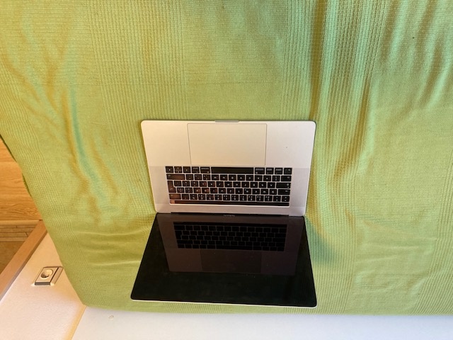 Mac book s poškozeným displejem - dohoda