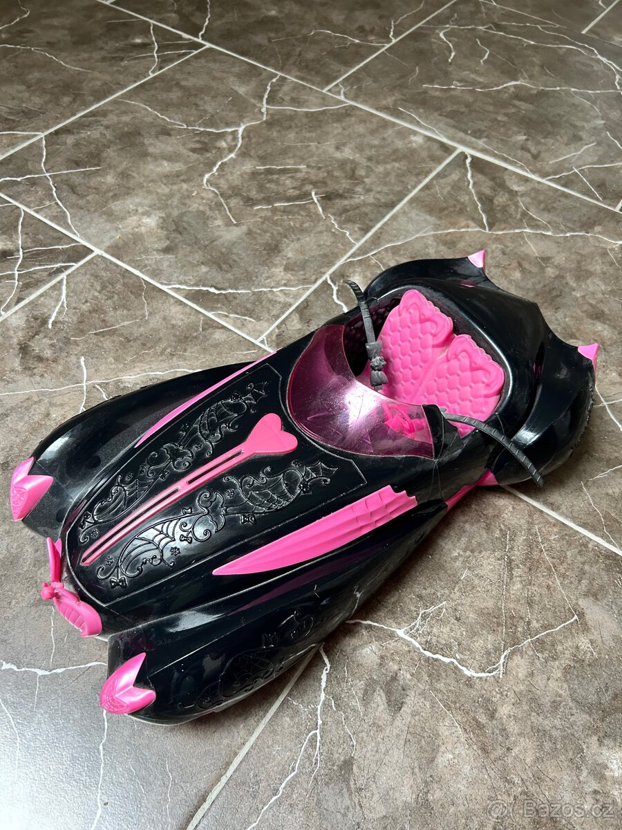 Auto Barbie, Monster