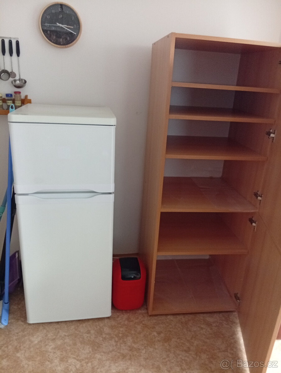 plně funkční lednice s mrazákem asi 160 cm vysoká
