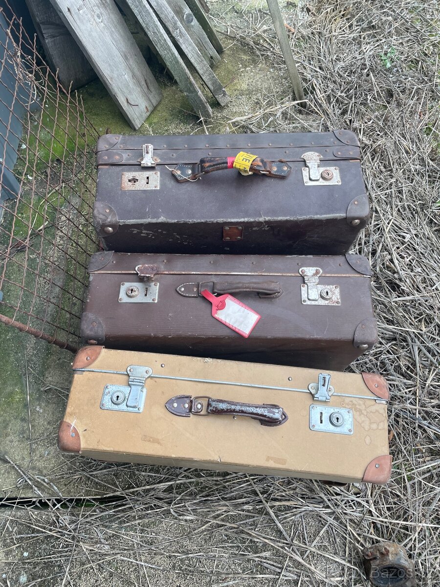 3ks starých kufrů