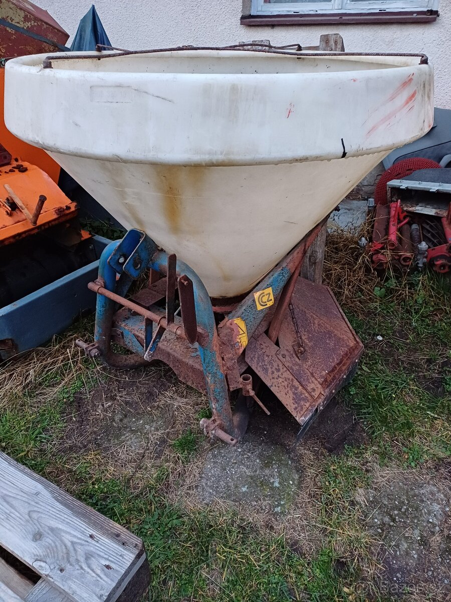 Sypač, rozmetadlo na zimní posyp za traktor