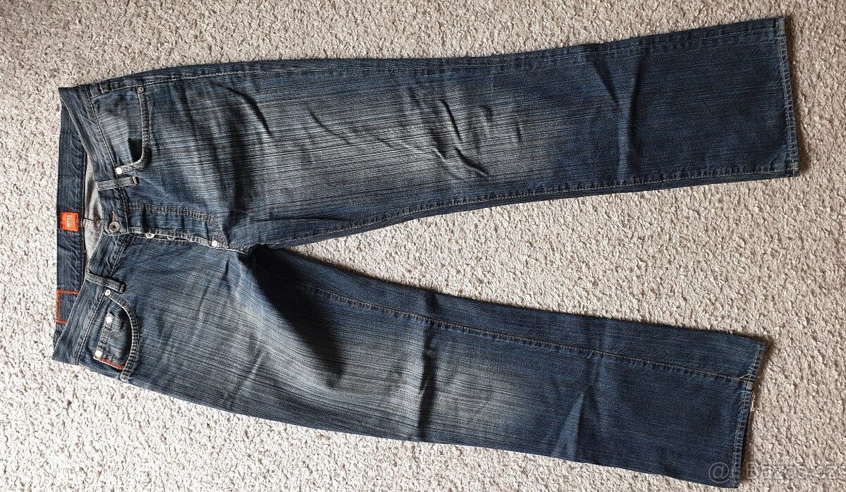 pěkné džíny HUGO BOSS vel. 33/34