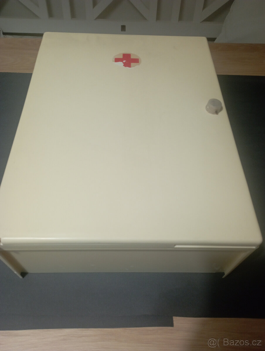 Retro velká bílá plastová lékárna