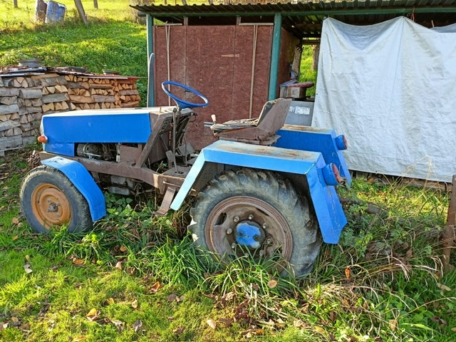 Traktor domácí výroby + vlečka
