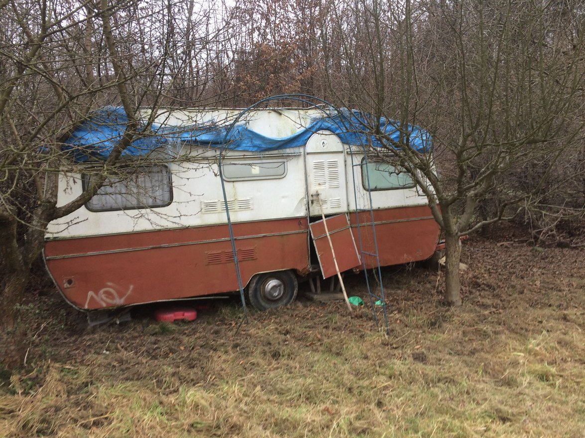 Starý karavan, špatný stav, bez spz