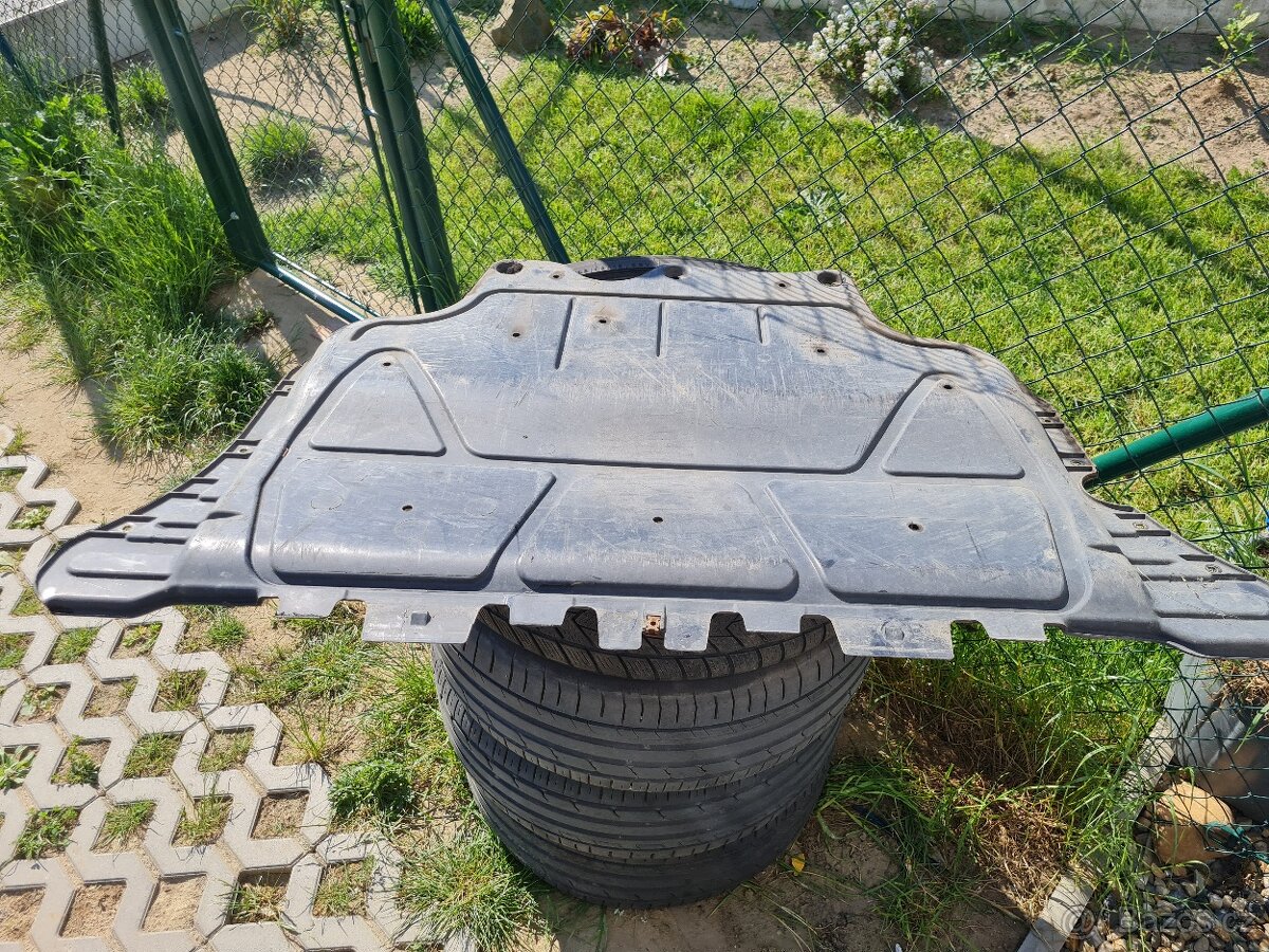 Kryt motoru Škoda Octavia 3