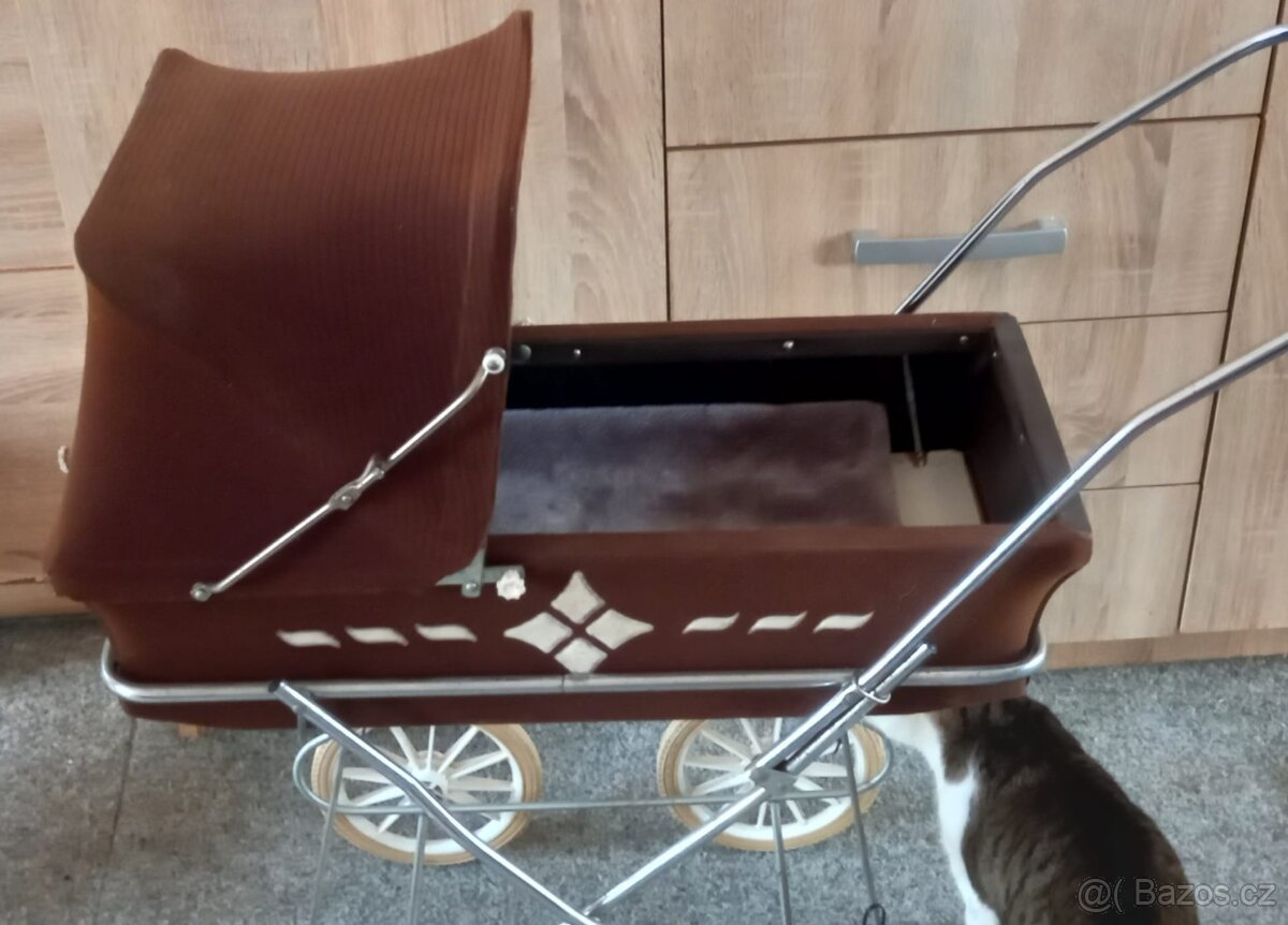 Retro dĕtský kočárek pro panenku