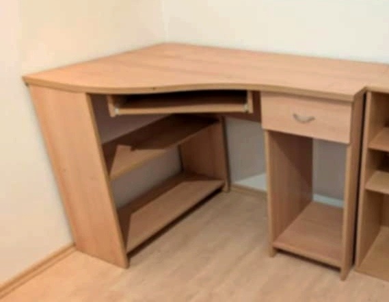 Rohový psací, počítačovy stůl