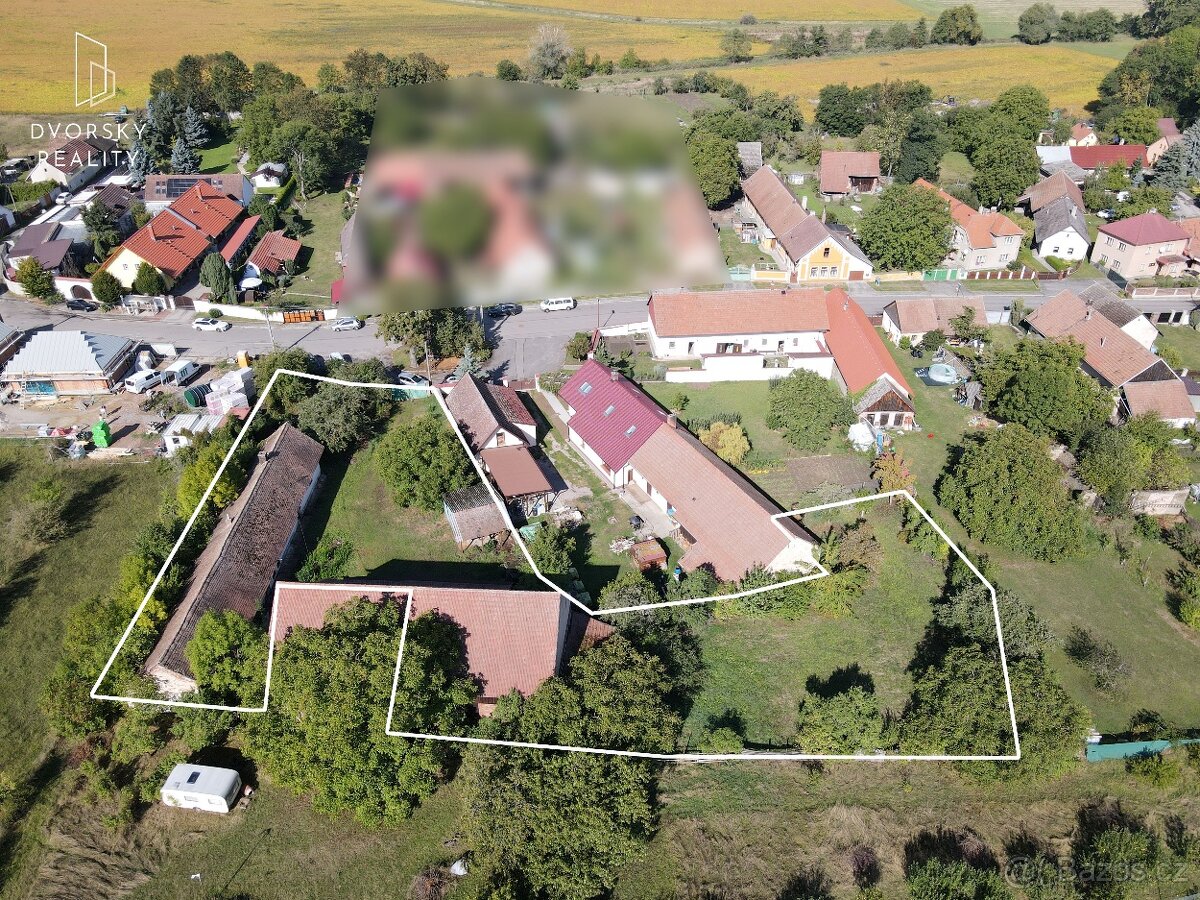 Původní stavení se stodolou a velkým pozemkem v Kozašicích