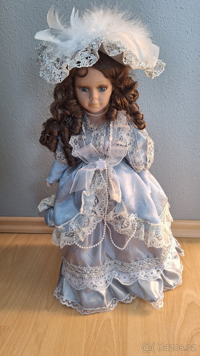 Starší porcelanová panenka sběratelská