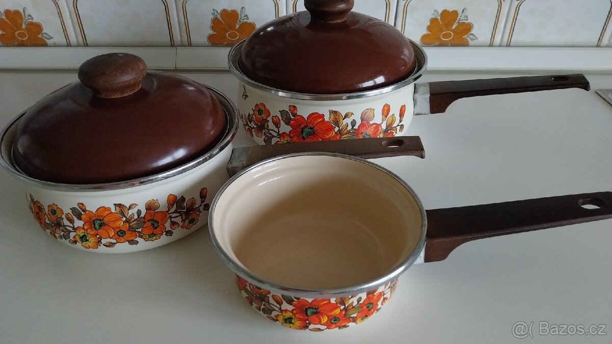 Nádobí: smaltované hrnce,hliníkové nádobí