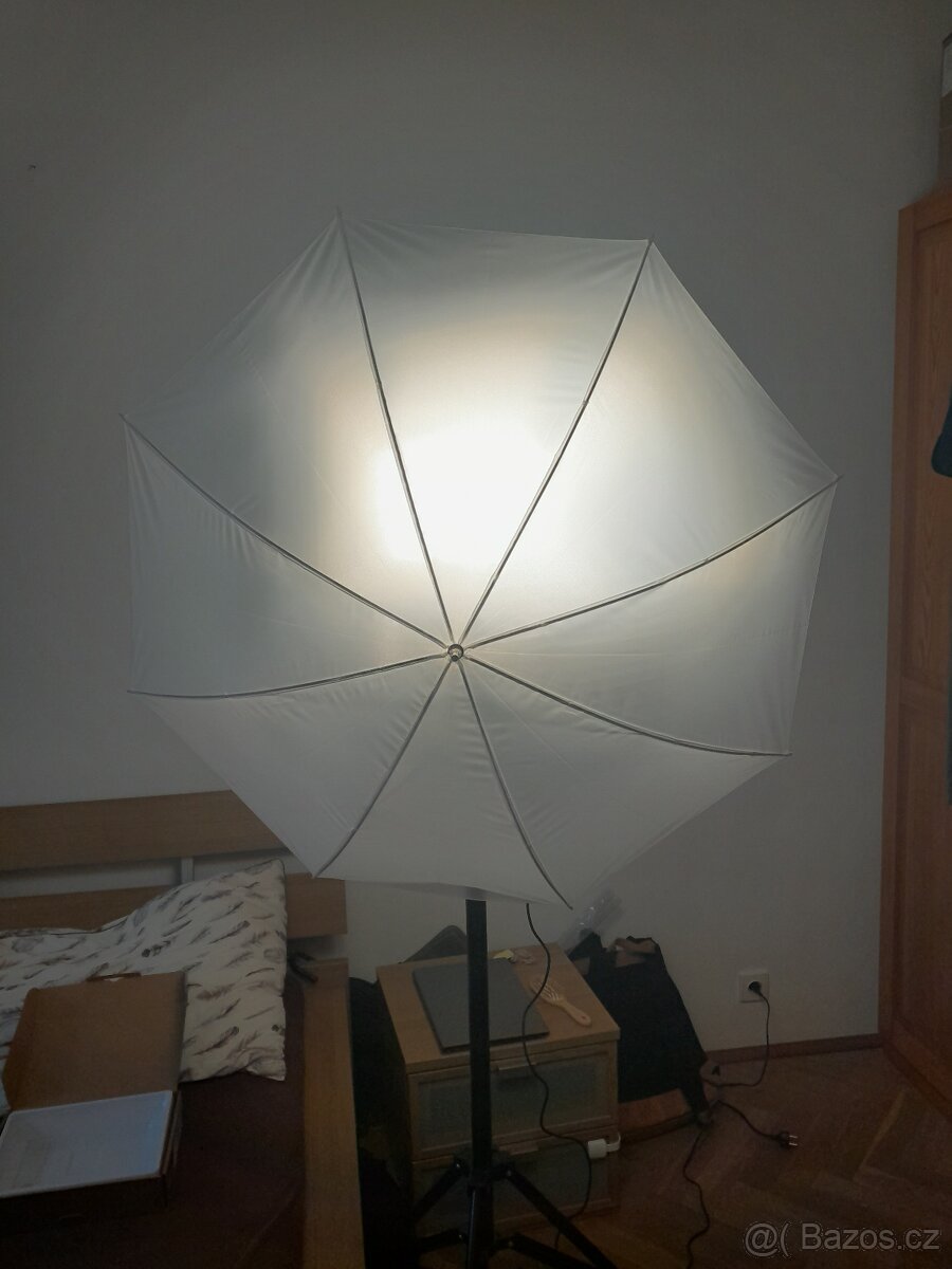 Set 2x Trvalé svělto YONGNUO YN600 L + stativy + deštníky