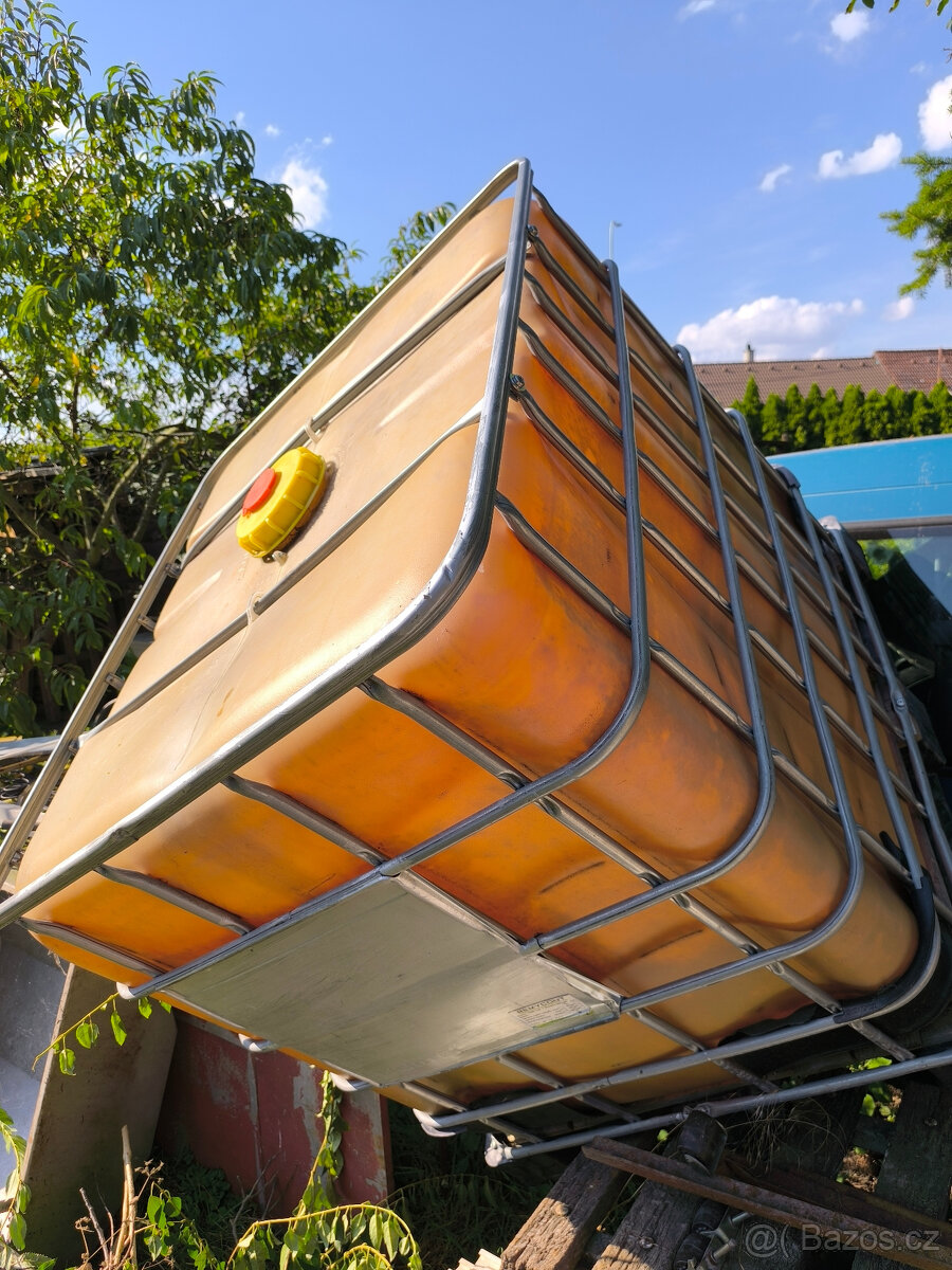 Nádrž 1000l plastová