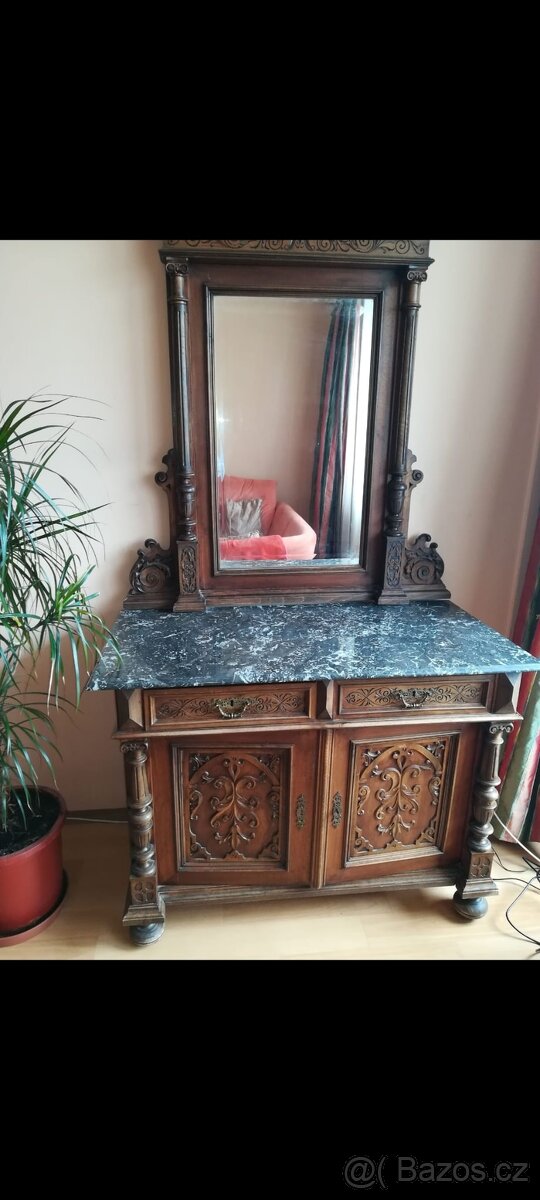 Masivní komoda s mramorovou deskou a zrcadlem