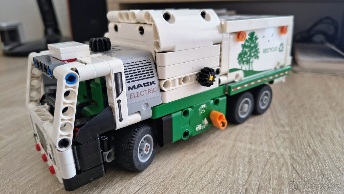 Lego technic 42167, popelářský vůz Mack, auto