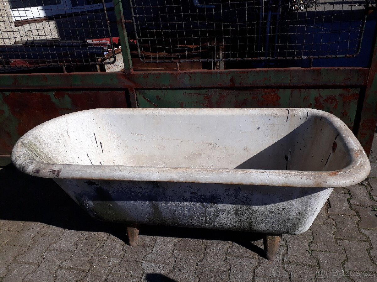 Stará lithinová vana k renovaci