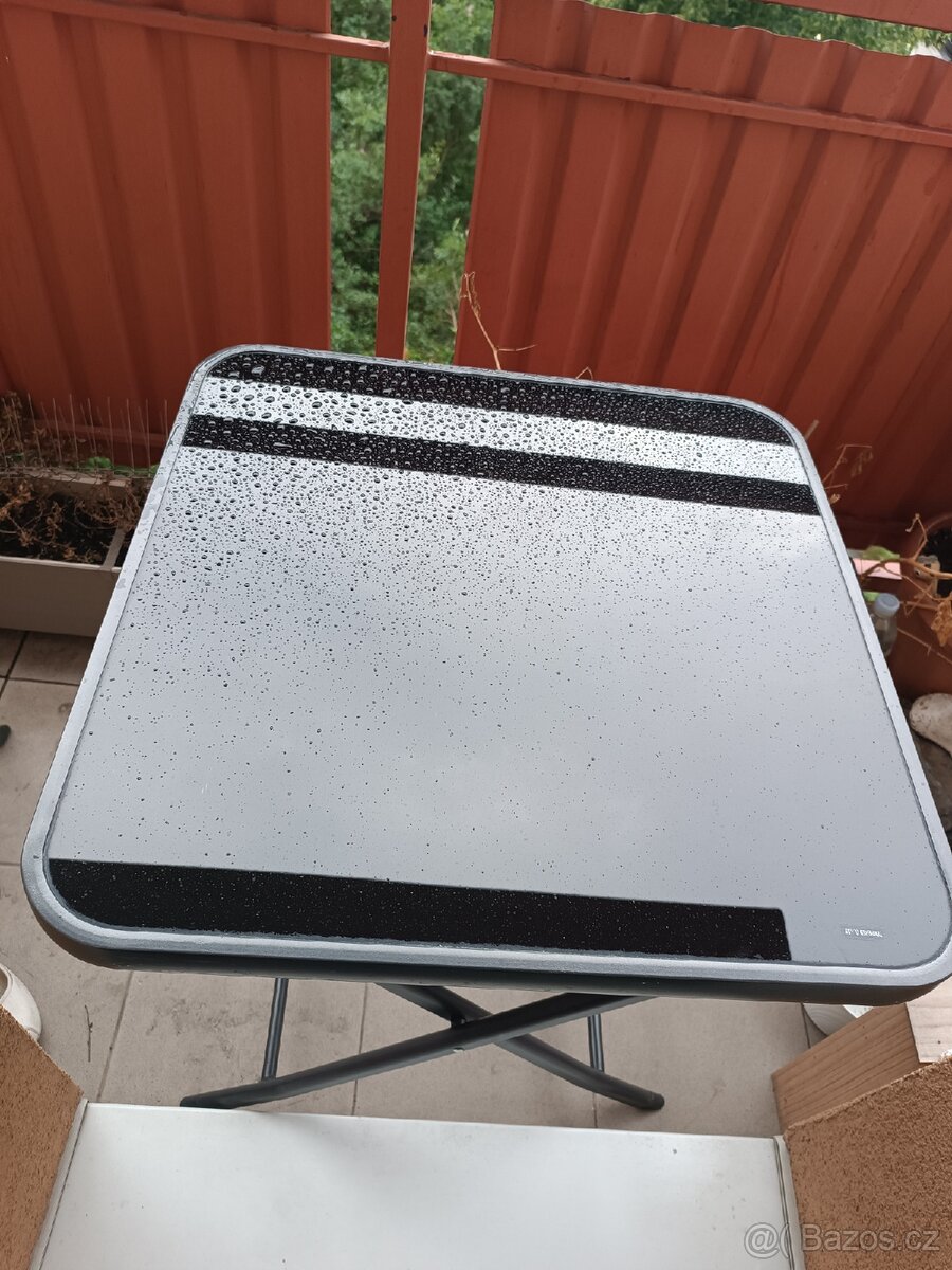 Stolek na balkón nebo terasu
