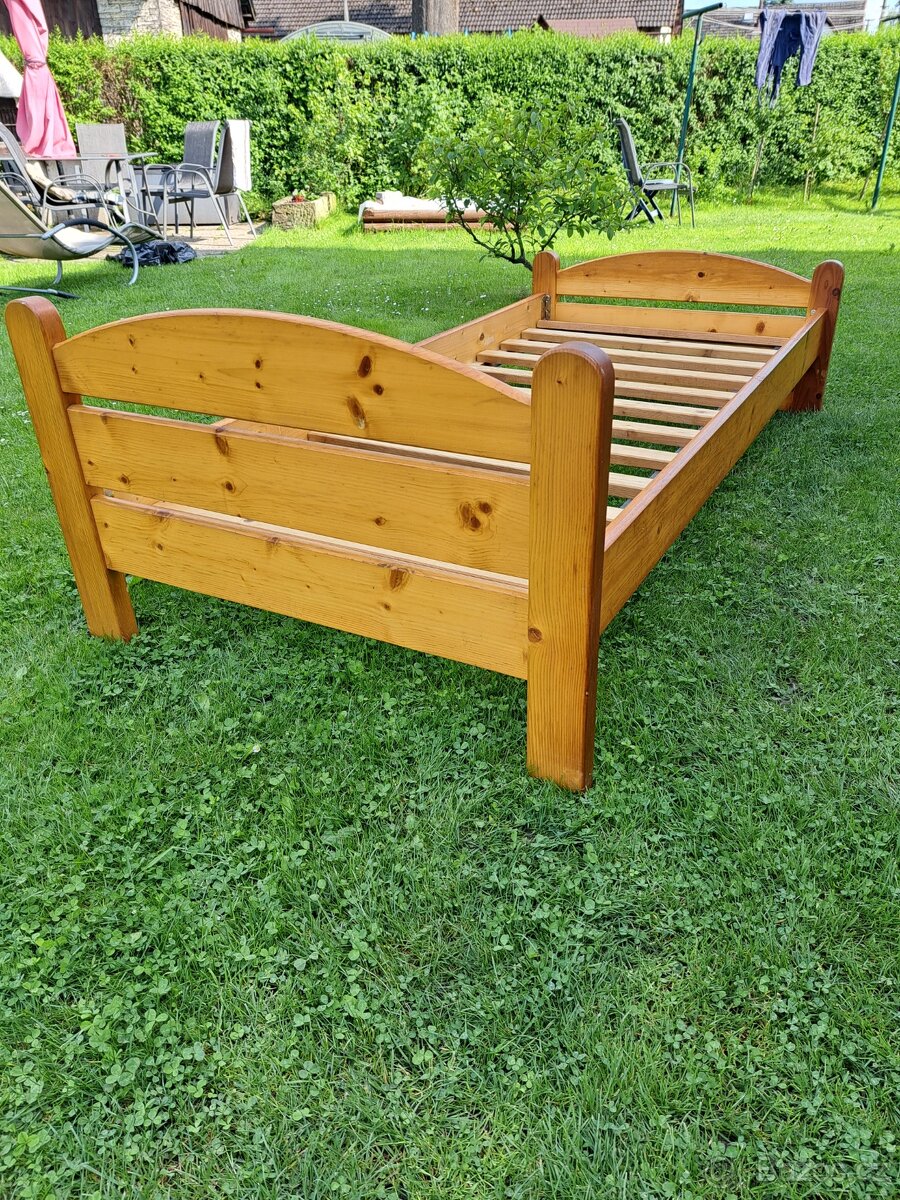 Dřevěná postel