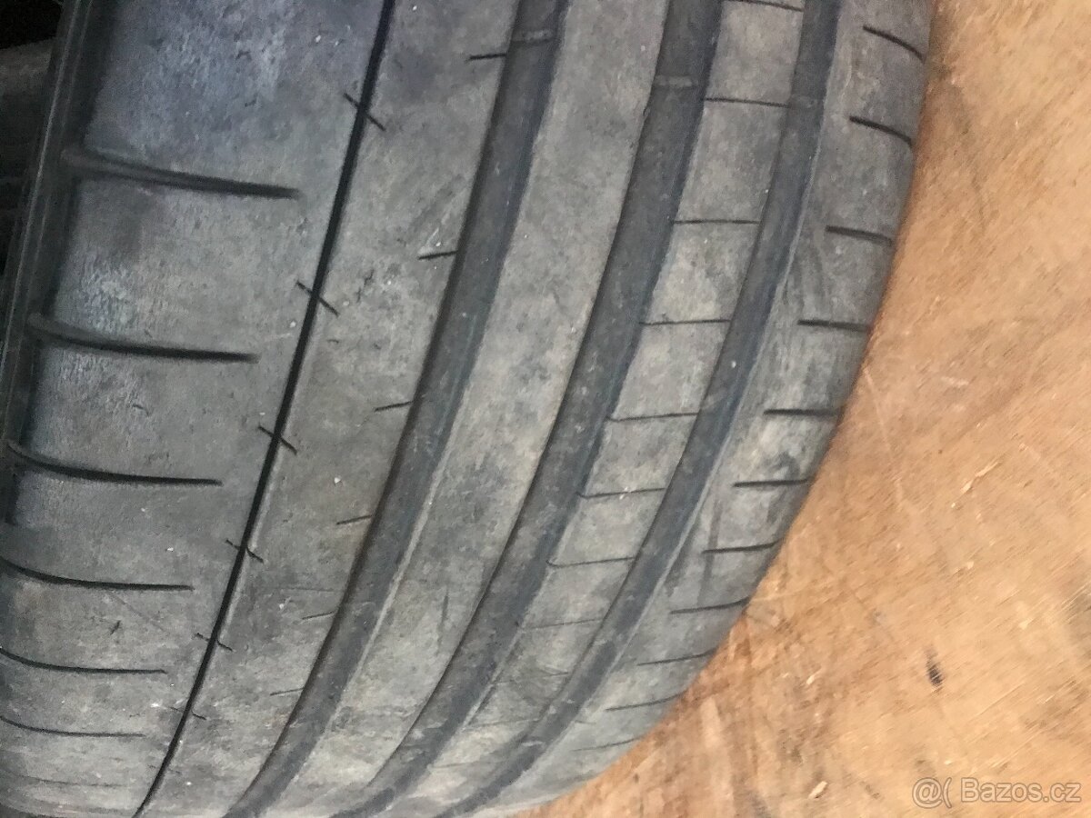 Letní pneu 235/45/18 dva kusy Continental