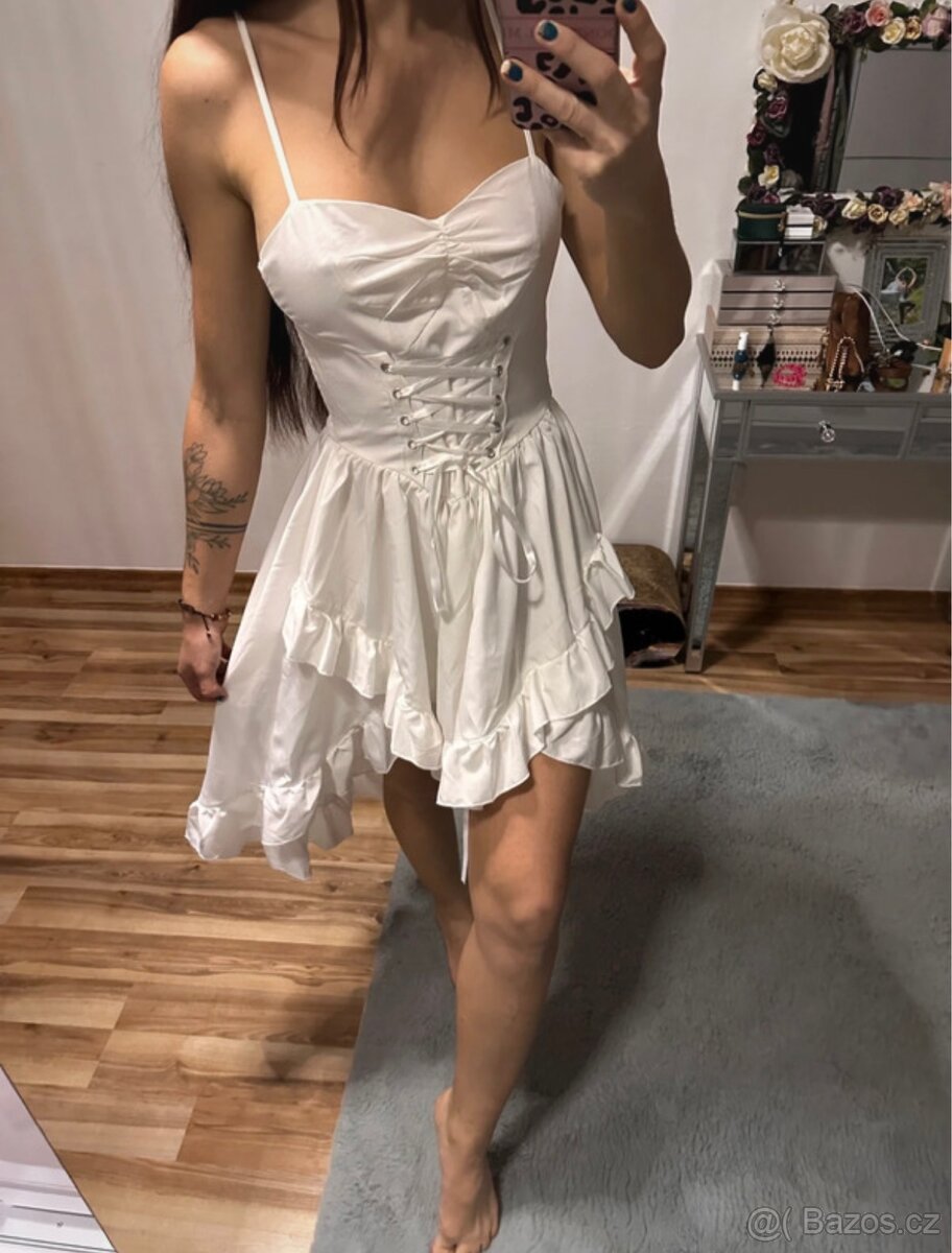 Bílé šaty