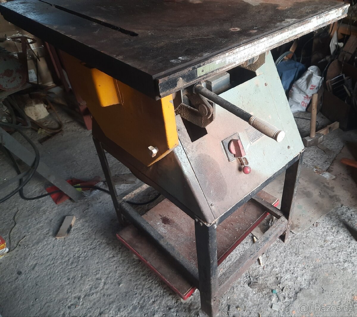 Prodám truhlářskou pilu,spodní frézku,motor