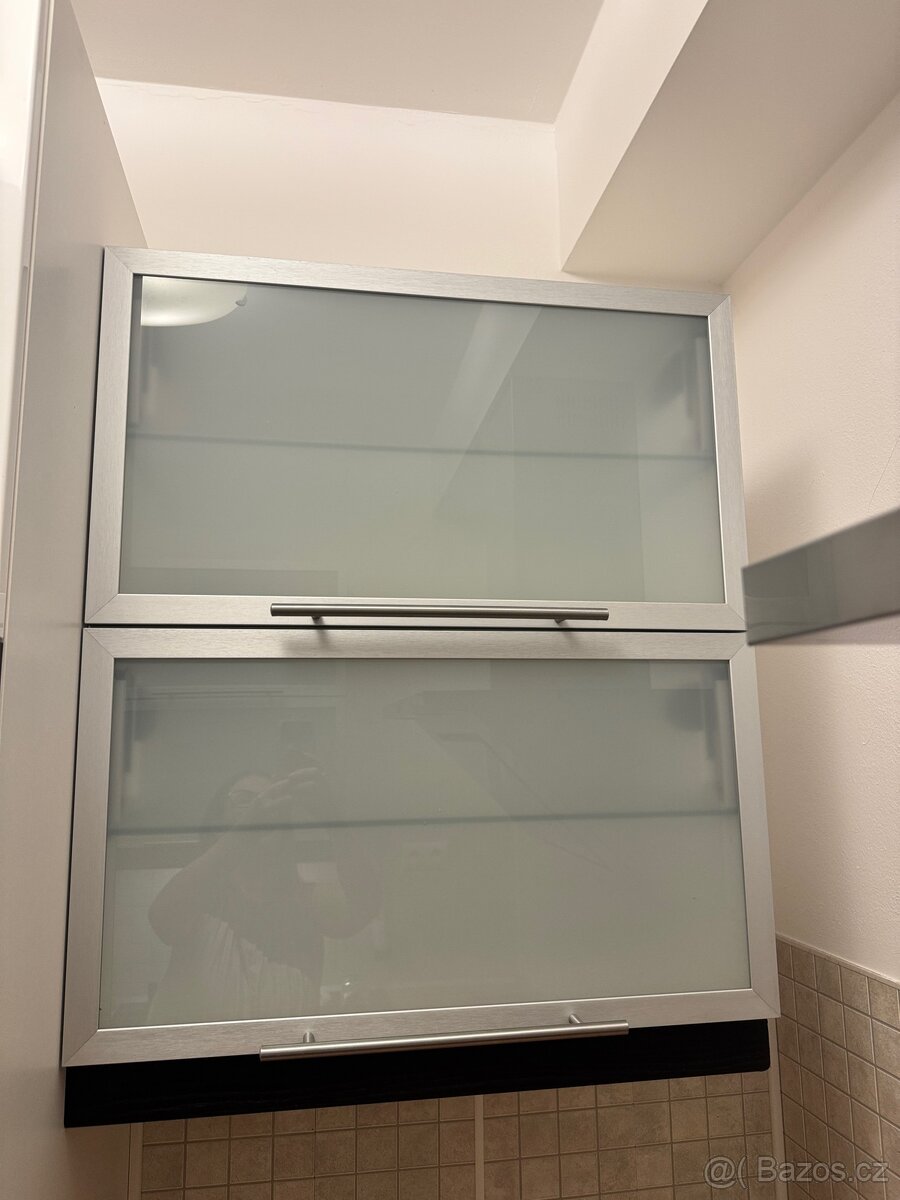 Prodám kuchyňské horní skříňky – sklo/kov