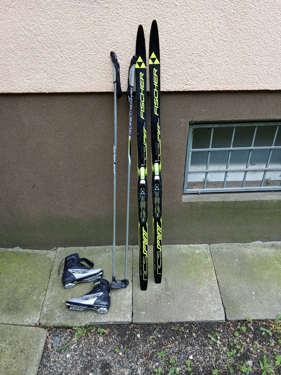 set na běžky Fischer , 140cm a hůlky 125cm