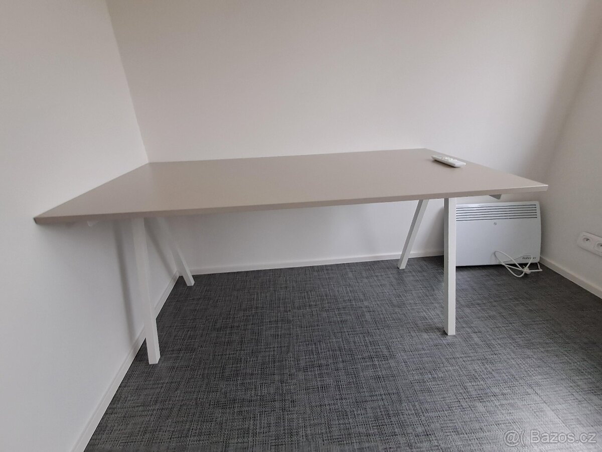 Stůl z Ikea Trotten