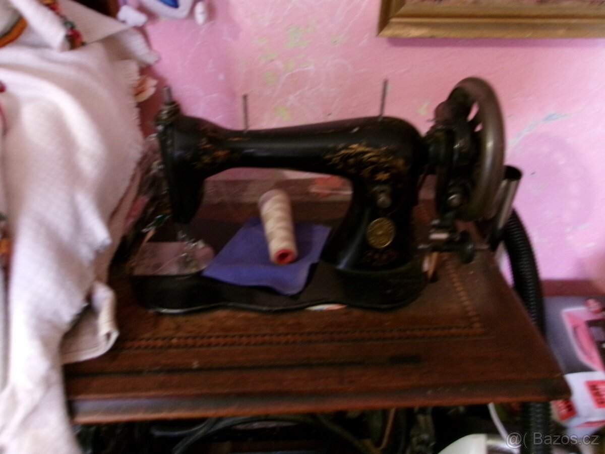 šlapací šicí stroj
